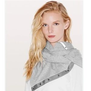 Lululemon Vinyasa Scarf in Light Grey &White
